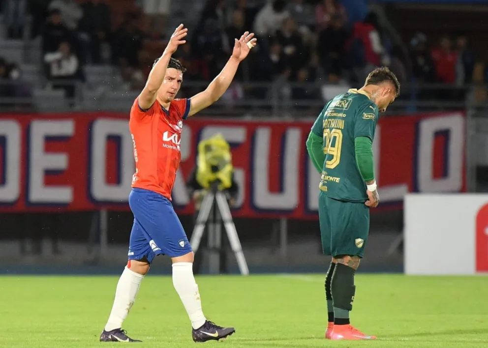 Alex Cáceres festeja el segundo gol de Wilstermann. Lo sufre Damián Batallini. Foto: APG
