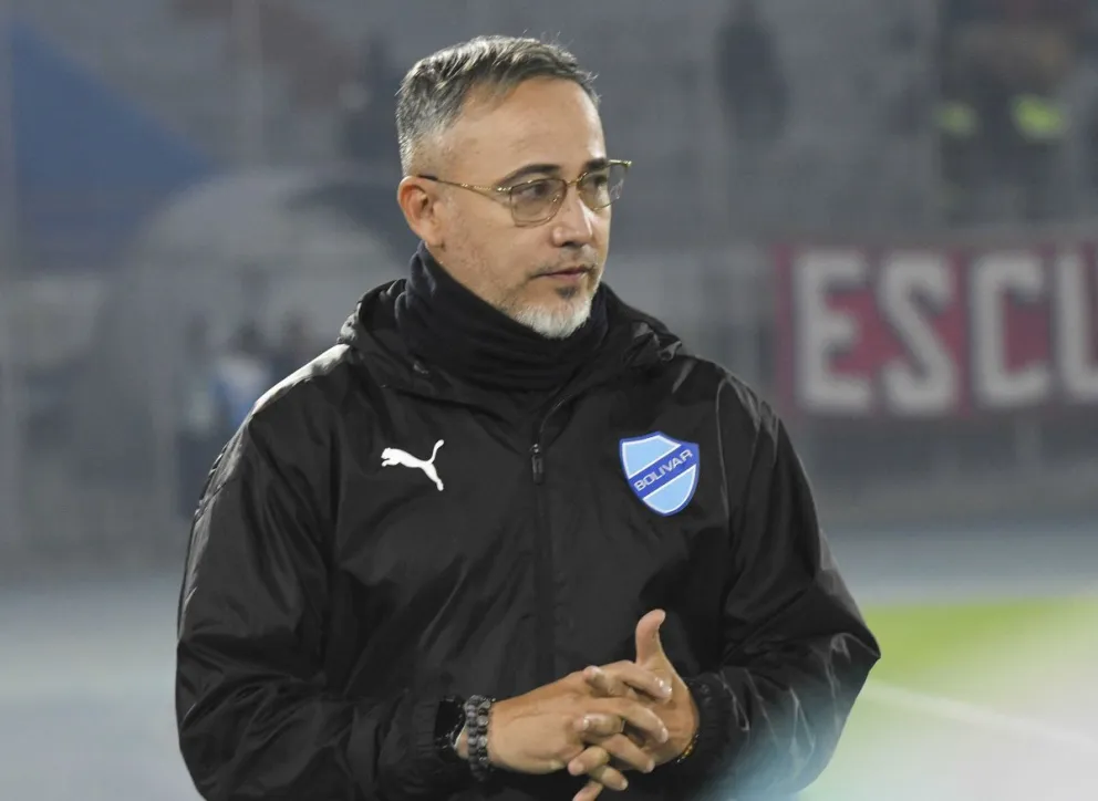 Flavio Robatto, el técnico de Bolívar, observa el partido frente a Wilstermann. Foto: APG