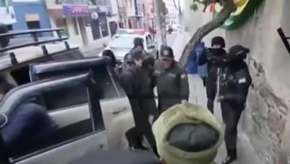 Pumari baja del vehículo e ingresa al penal de San Pedro. Foto: Captura de video