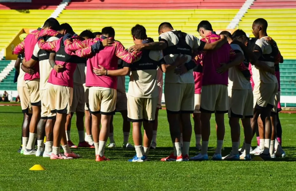 Jugadores de The Strongest antes de iniciar un entrenamiento. Foto: club The Strongest