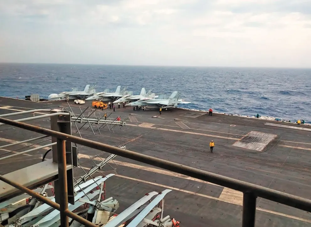 El portaaviones Harry S. Truman, de la marina de EEUU, en el que viajan unos 4.800 tripulantes. Puede transportar 70 aviones caza. Foto: EFE