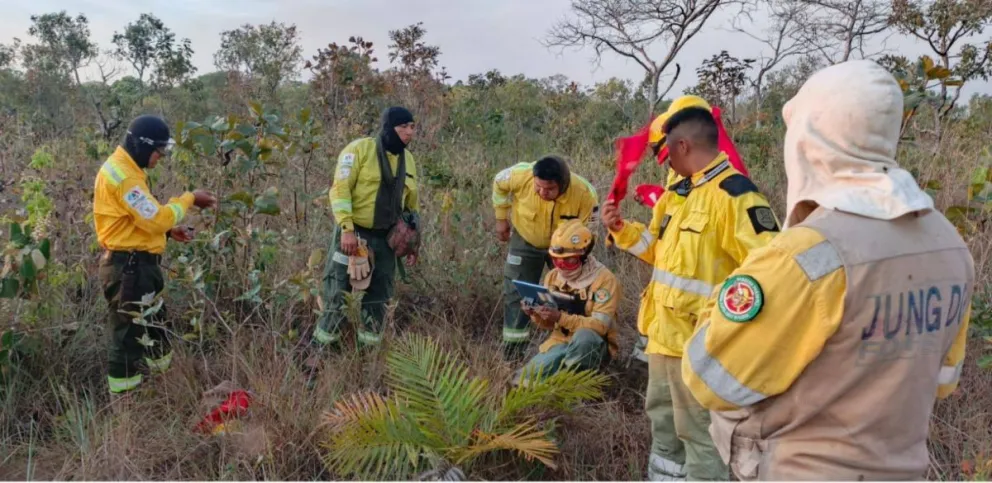 Bomberos forestales durante el incendio forestal en al Parque Nacional Noel Kempff. Foto: Viceministerio de Defensa Civil