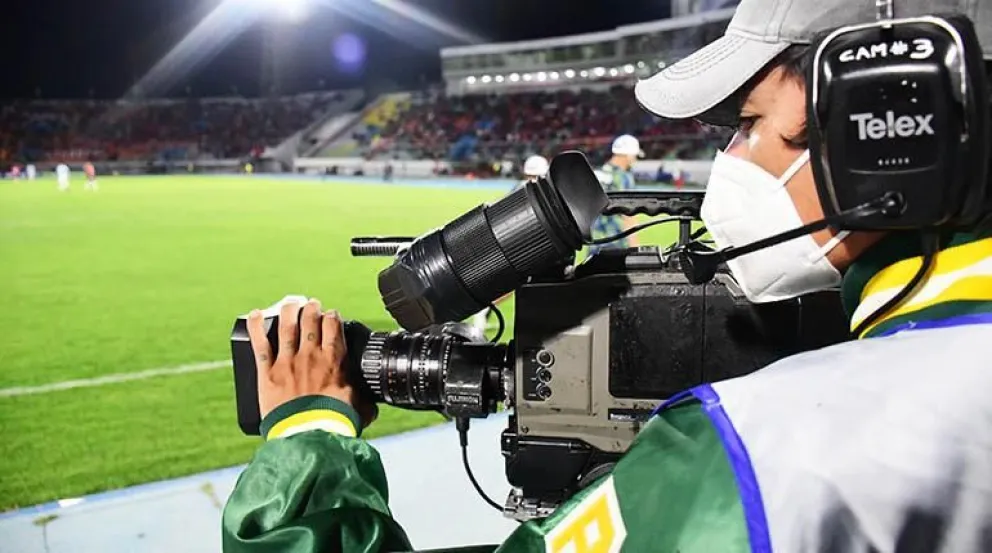 Un camarógrafo transmite un partido anterior de la División Profesional. Foto: Redes Sociales.