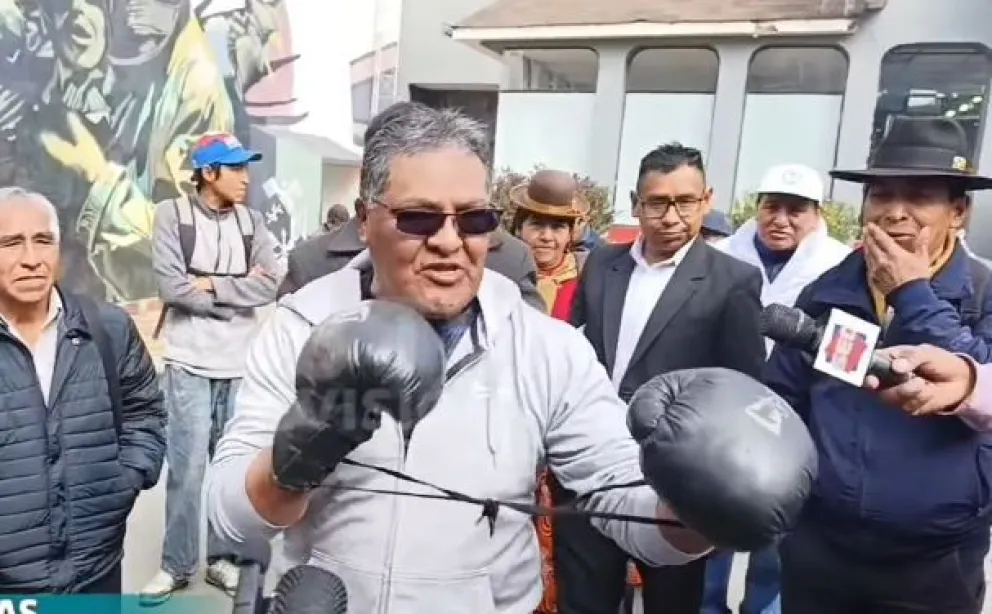 Captura de video de Condori con guantes de box, desafiando a Lara.
