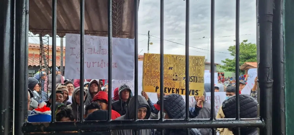 Reos de penal de San Pedro este lunes. Fotos: Ctv y APG
