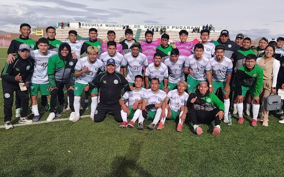 Plantel de Pucarani que le ganó en su debut a Municipal de Tarija. Foto: Cachito de Fútbol