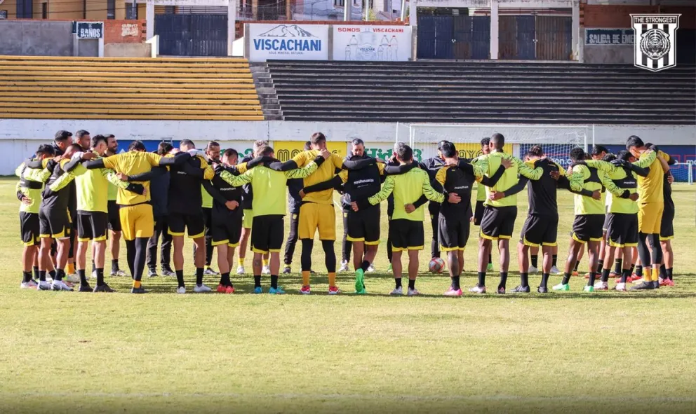 El plantel atigrado previo a un entrenamiento anterior. Foto: Club The Strongest.