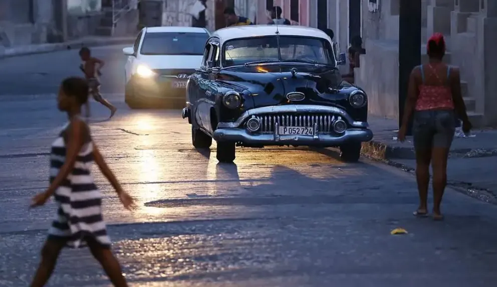 Imagen referencial de autos y peatones en La Habana. Foto: DW