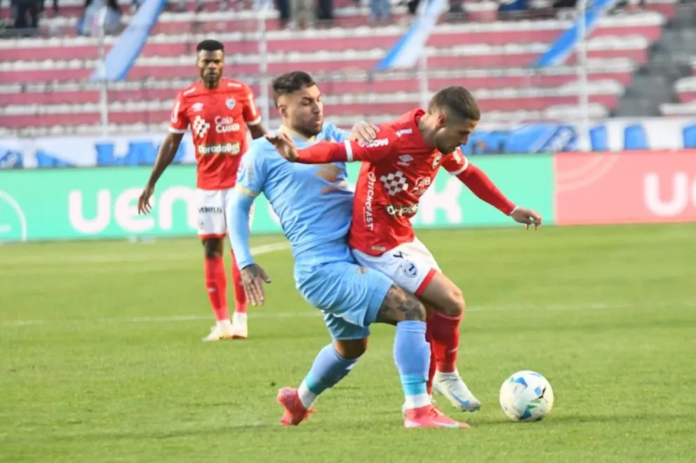 Una incidencia del juego que disputaron Bolívar y Cienciano. Foto: APG