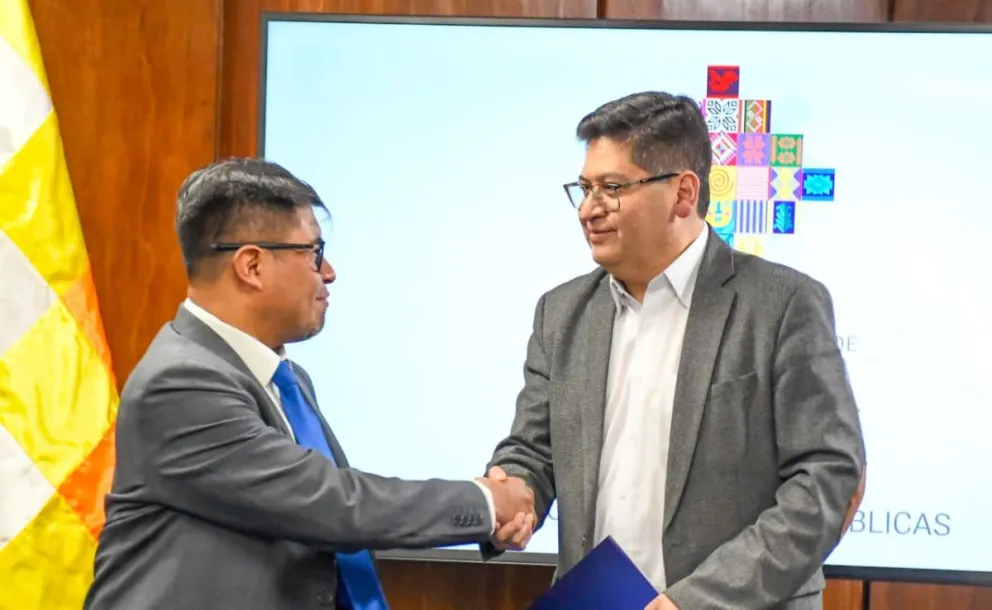 El ministro de Economía, Marcelo Montenegro, posesionó a Darwin Ugarte Ontiveros como gerente general de la Gestora Pública de la Seguridad Social de Largo Plazo. Foto: Ministerio de Economía