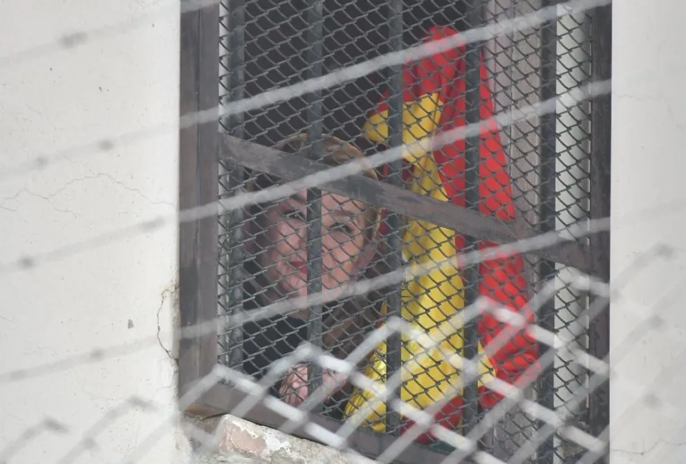La ex presidente Jeanine Añez sale a una ventana del penal de Miraflores esperando la reinstalación de su audiencia por el caso Senkata. Foto: APG