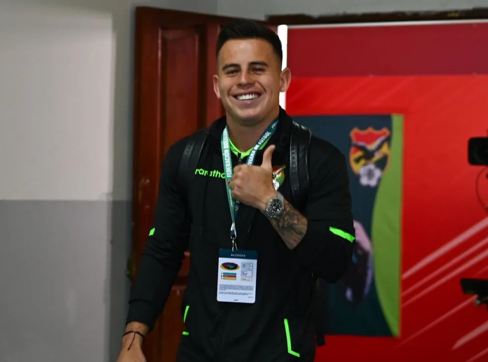 Henry Vaca con el pulgar arriba, en el momento en el que llegaba al estadio Municipal para el partido con Venezuela en 2024. Foto: FBF