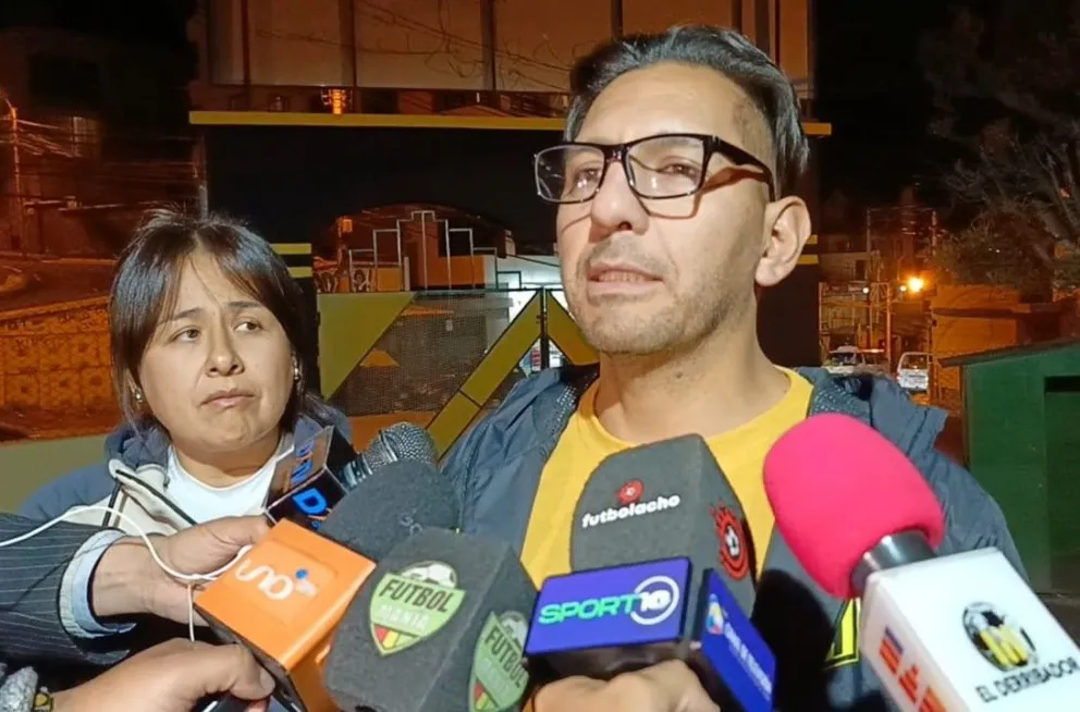 El dirigente Ricardo Beltrán declara a los periodistas en el Complejo de Achumani. Foto: Ismael Mostajo - Futbolacho