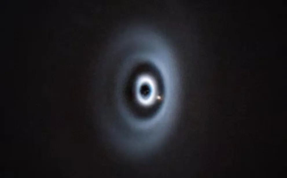Astrónomos captan por primera vez un planeta dentro de un disco de múltiples anillos. Foto: @CienciaDelCope