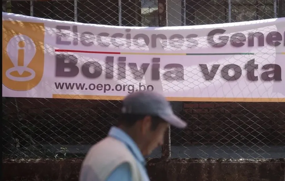 Una pancarta alusiva a las elecciones generales bolivianas, en Villa Tunari. Foto: EFE