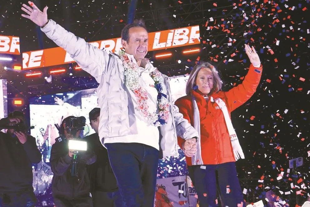 Quiroga festejó el día de las elecciones, junto a su esposa. Foto: APG