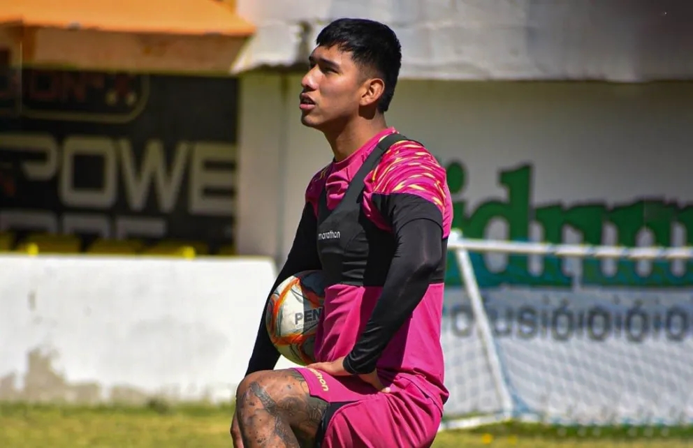 Jeyson Chura en una práctica anterior del plantel atigrado en Achumani. Foto: club The Strongest