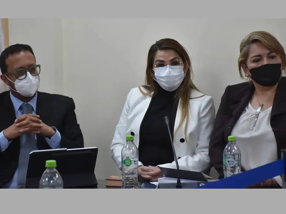 Añez junto a sus abogados, en una audiencia (imagen referencial).  