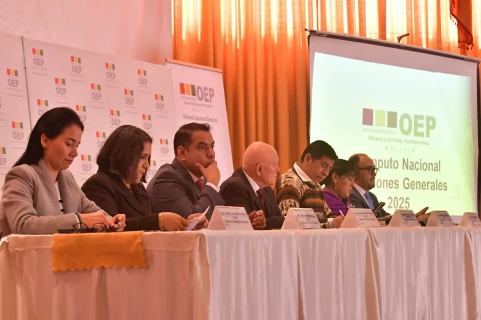 Los vocales del TSE, este martes en la presentación del cómputo final de las elecciones. Foto: APG