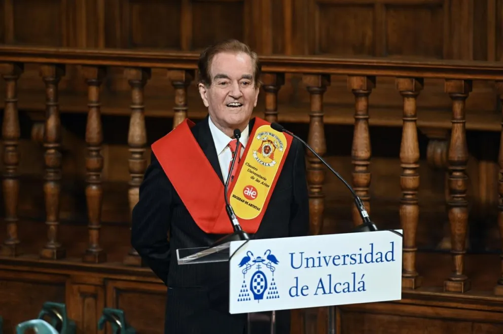 Manuel de la Calva tras recibir el título de Miembro de Honor del Claustro Universitario de las Artes, en la universidad de Alcalá de Henares. Foto: EFE 
