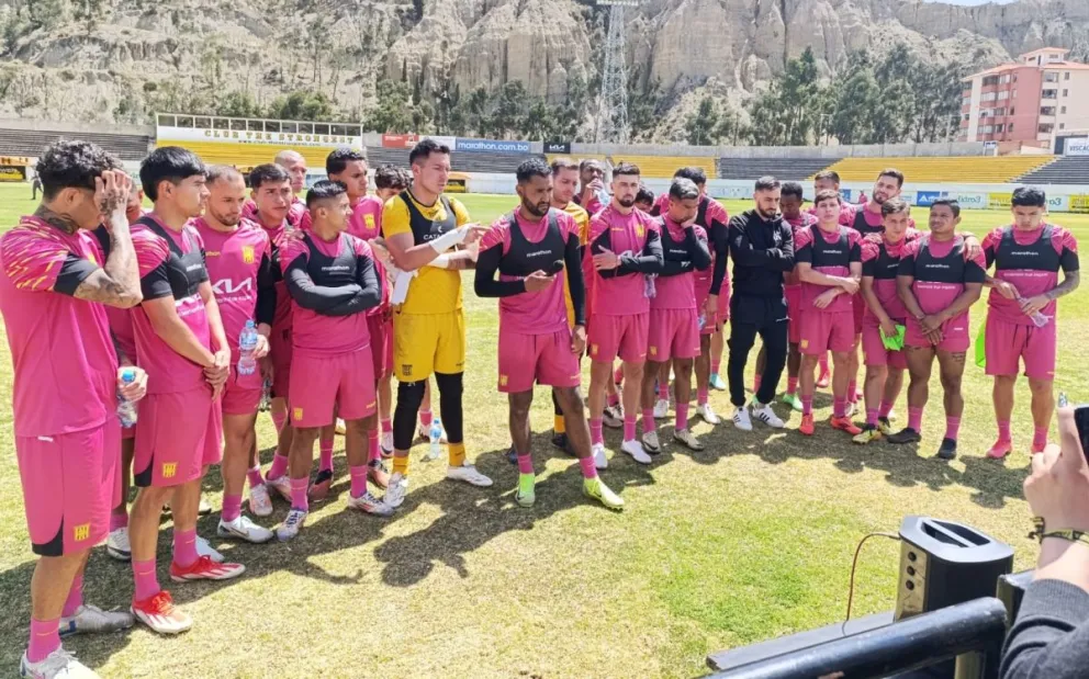 Jusino (centro) habla con el plantel a su alrededor, este martes en Achumani. Foto: Marcos Bonilla.