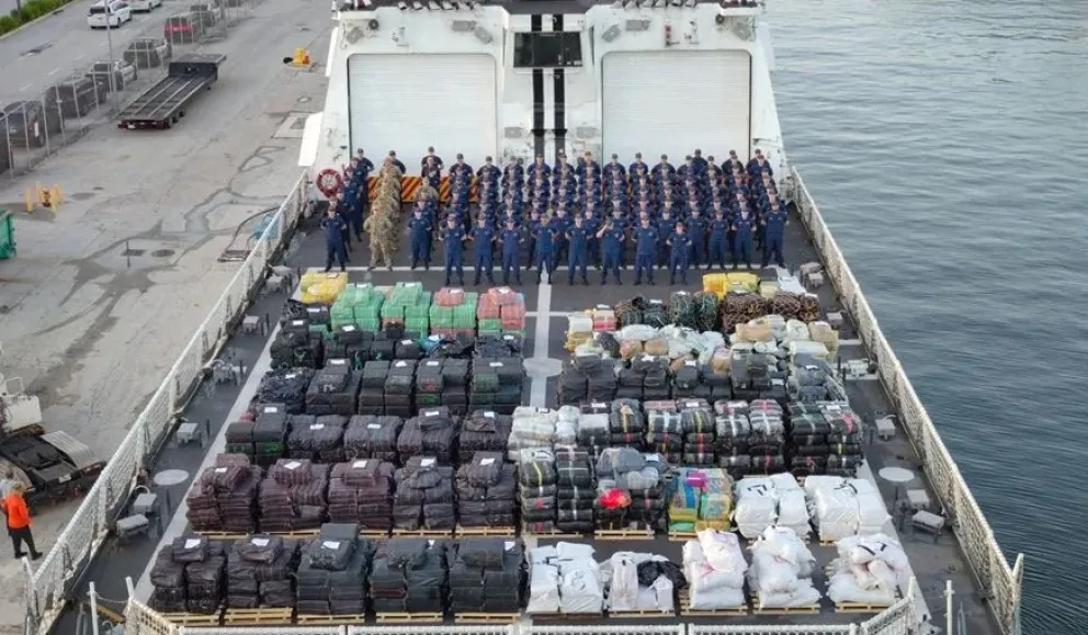 Una embarcación con narcóticos incautados este lunes, en el puerto de Everglades, en Florida. Foto: EFE / Guardia Costera