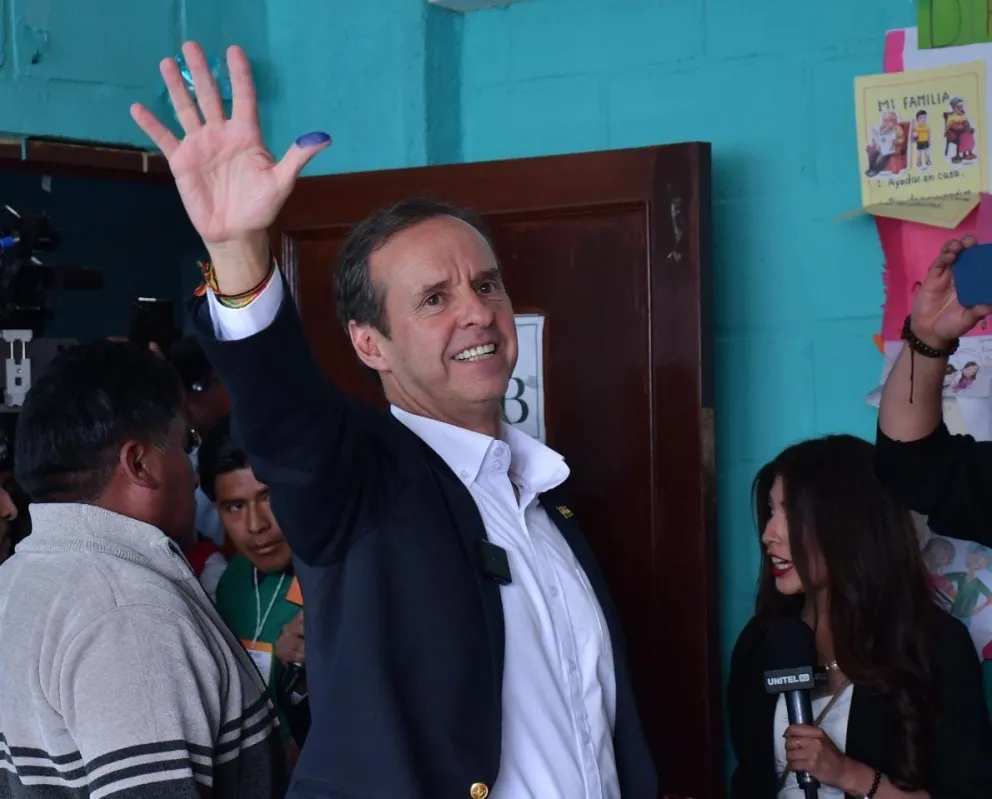 Jorge Tuto Quiroga cuando emitió su voto el pasado 17 de agosto. Foto: APG