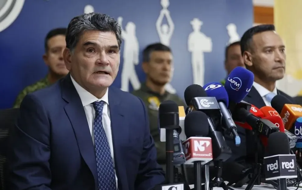 El procurador general, Gregorio Eljach (i), y el ministro de Defensa de Colombia, Pedro Sánchez, durante una rueda de prensa este martes. Foto: EFE