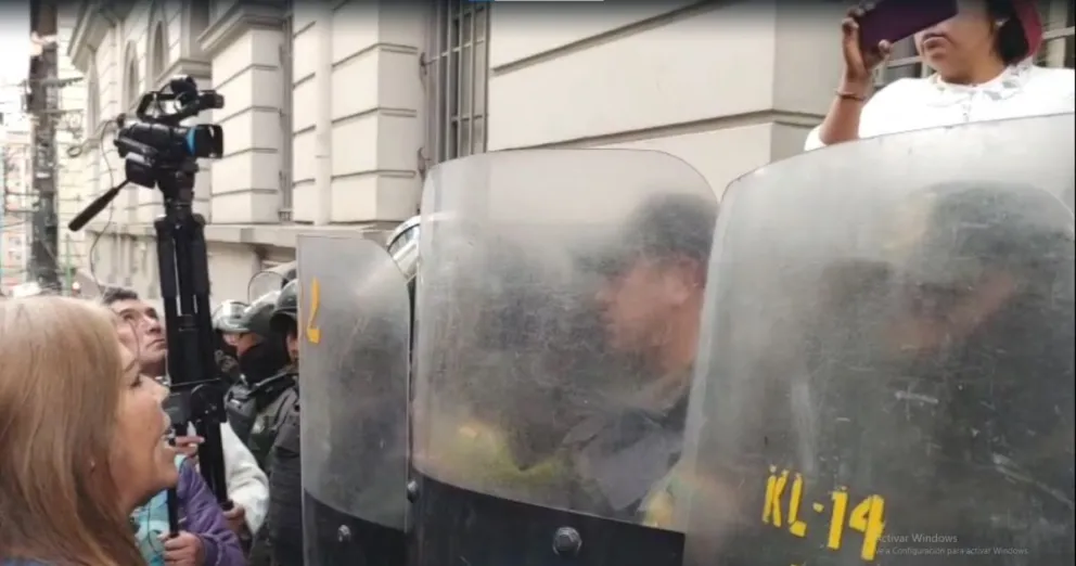 El conflicto en inmediaciones de los tribunales en La Paz. FOTO: Captura de video 