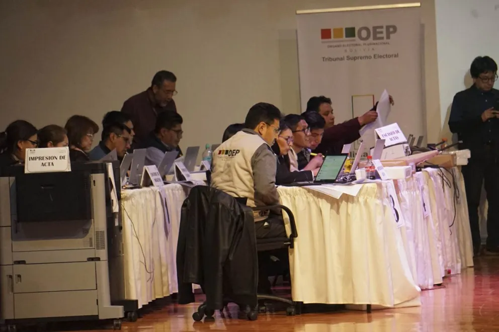 Personal del centro de cómputo del Tribunal Supremo Electoral (TSE). Foto: APG