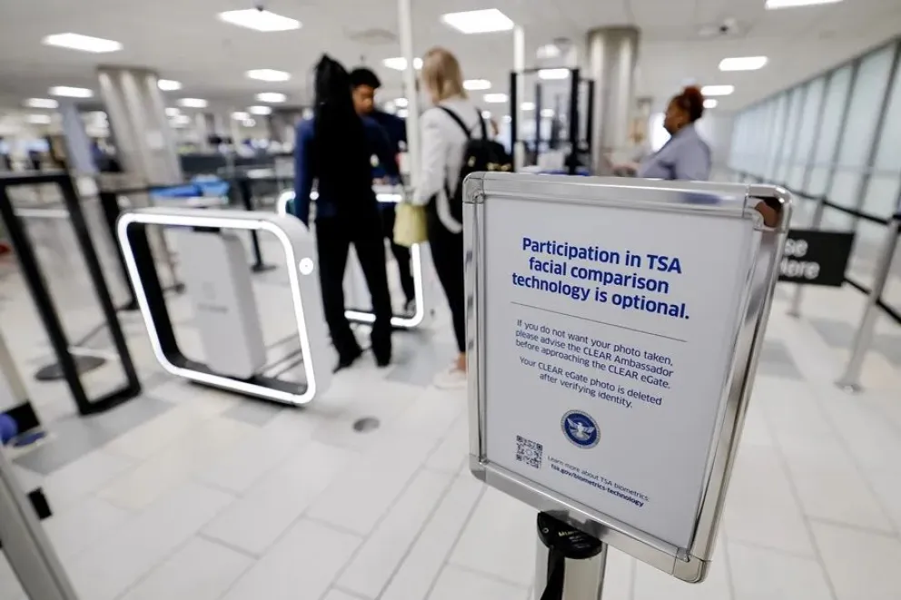 Vista de nuevos dispositivos de controles biométricos automáticos para agilizar el tránsito de pasajeros de cara al Mundial de fútbol de 2026. Foto: EFE