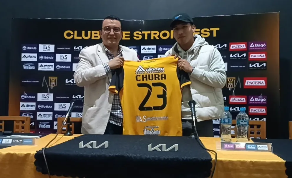 Daniel Terrazas (izq.), presidente de The Strongest, y Jesyson Chura agarran la polera con el número 23. Foto: Jhulissa Mezza