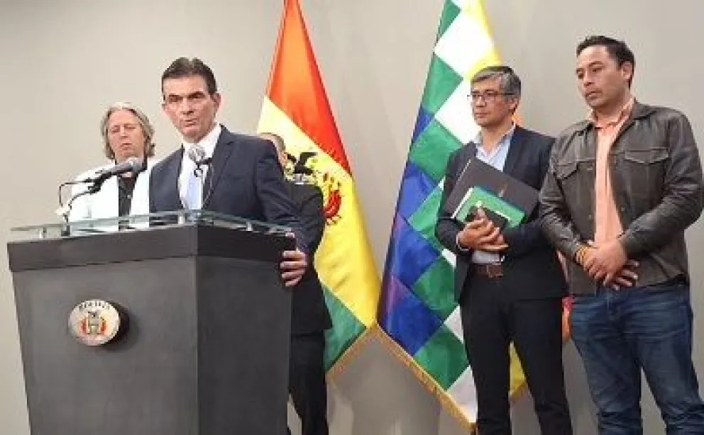 Rodrigo Paz en conferencia de prensa, junto a parte de su equipo de trabajo.