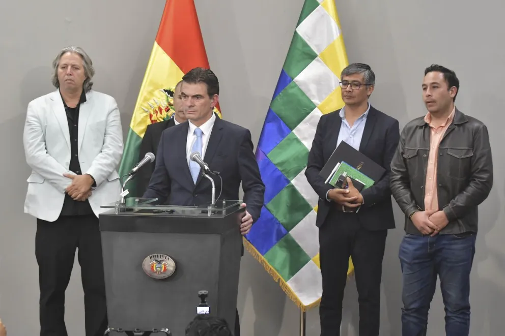 Rodrigo Paz y su equipo, tras la reunión con Arce. FOTO: APG