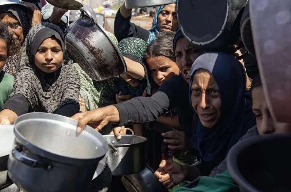 Palestinos hacen cola para recibir comida en Jan Yunia. Foto: EFE