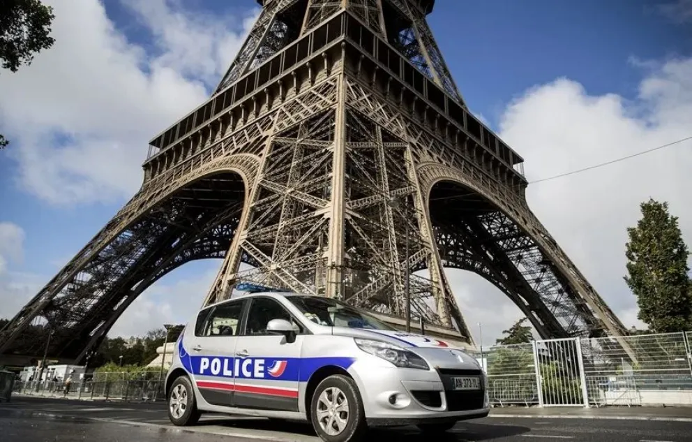 Un coche de la policía francesa estaciona frente a la Torre Eiffel en París, Francia. Foto: EFE