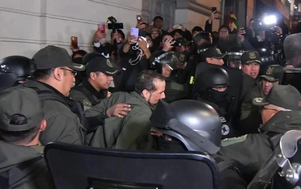 El gobernador de Santa Cruz ayer martes tras salir de la audiencia. Foto: APG