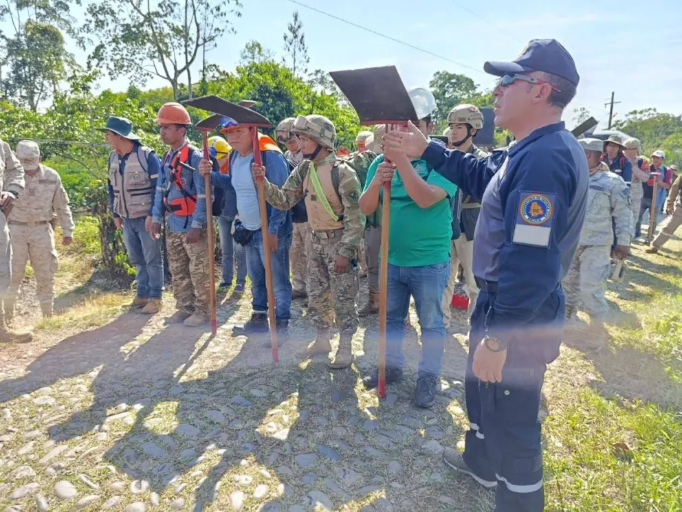 Bomberos forestales comunales en el Trópico de Cochabamba. Foto: Viceministerio de Defensa Civil