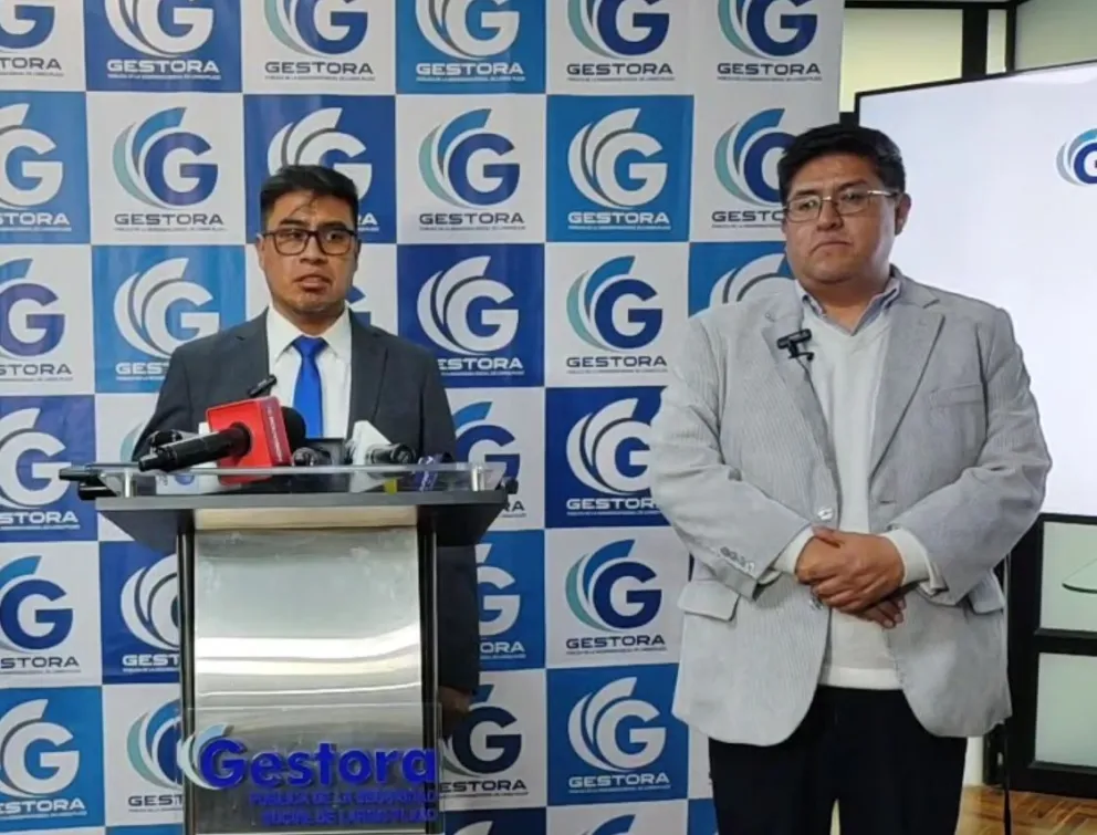 El nuevo gerente de la Gestora, Darwin Ugarte, y el gerente saliente, Jaime Durán, el lunes. Foto: ABI