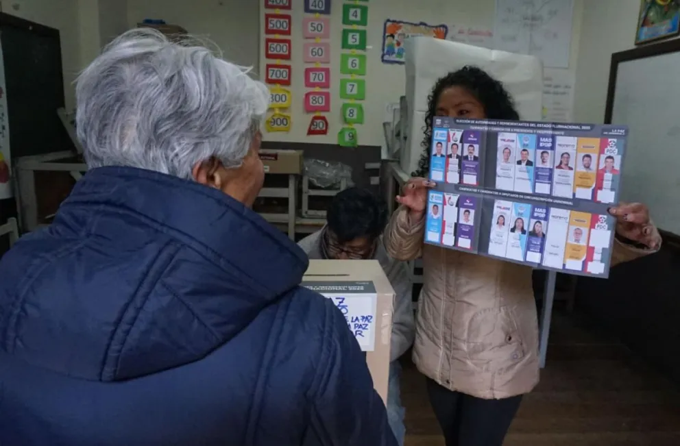 Una mesa de votación durante los comicios del 17 de agosto. Foto: APG