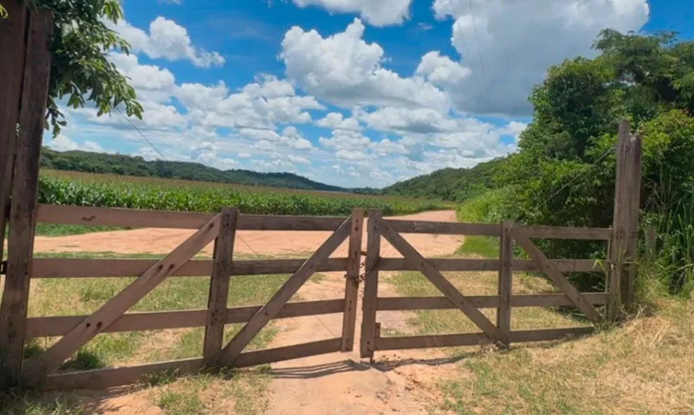 Uno de los ingresos al predio investigado en Santa Cruz. Foto: Connectas vía Erbol