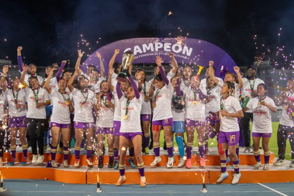 La celebración de las campeonas en el estadio Capriles. Foto: club Always Ready