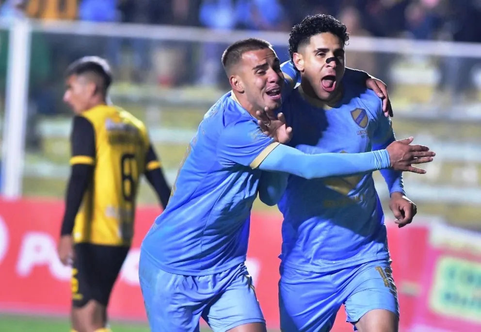 Robson y Cataño celebran el único gol del clásico disputado en el estadio Siles. Foto: APG