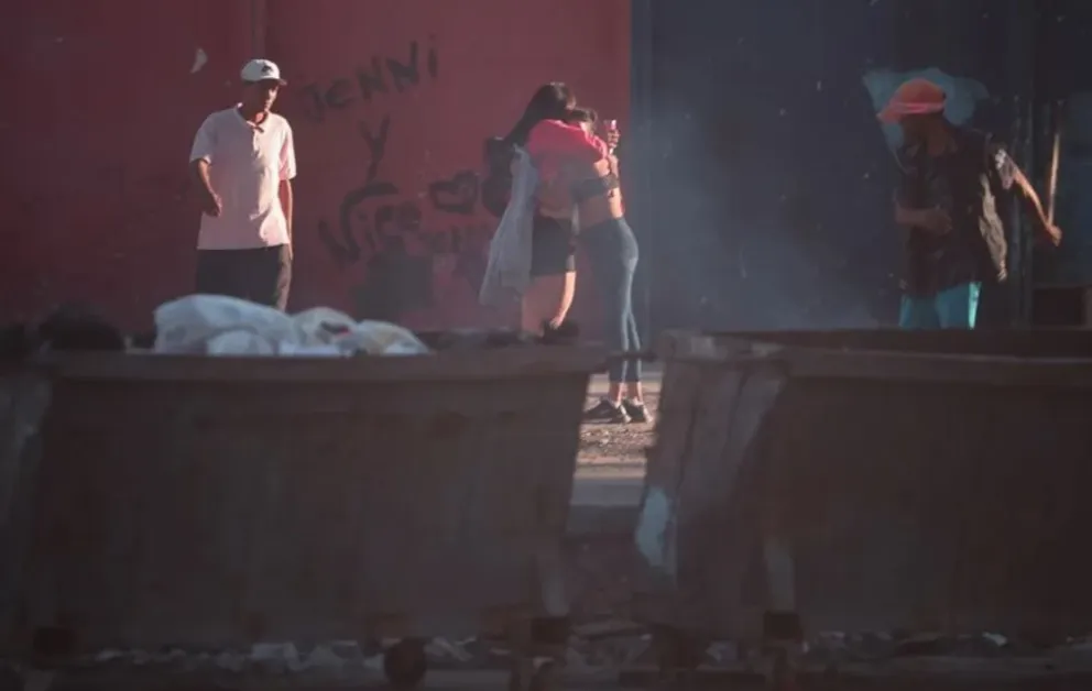 Personas sin hogar caminan por una calle de Buenos Aires (Argentina), en una imagen de archivo. Foto: EFE