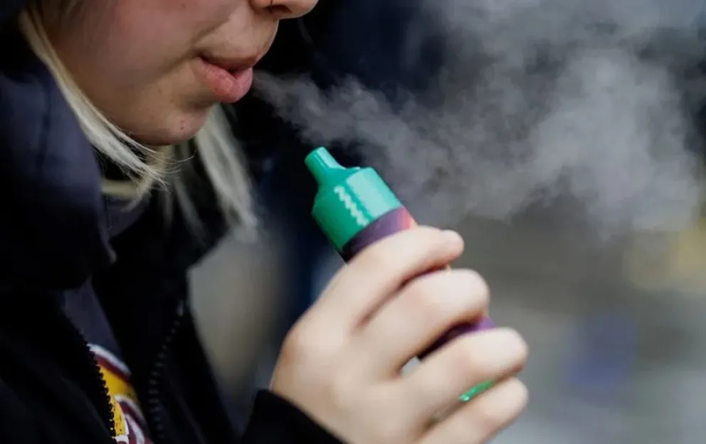 Una persona vapea en una imagen de archivo. Foto: EFE