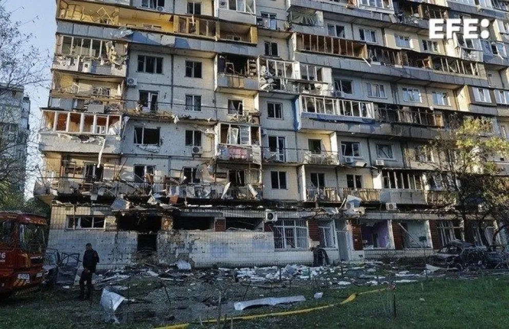 Residentes locales en el lugar de un ataque ruso cerca de un edificio residencial de nueve plantas en Kiev. Foto: EFE