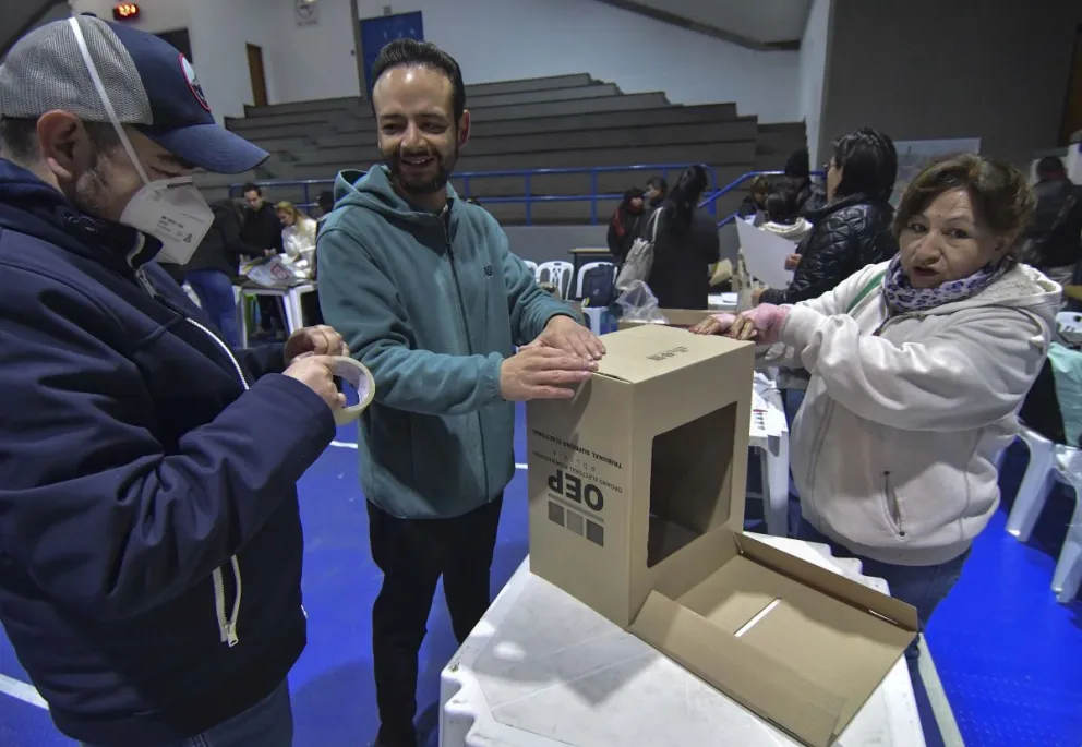 Jurados de mesa arman una urna, el 17 de agosto. Foto: APG 