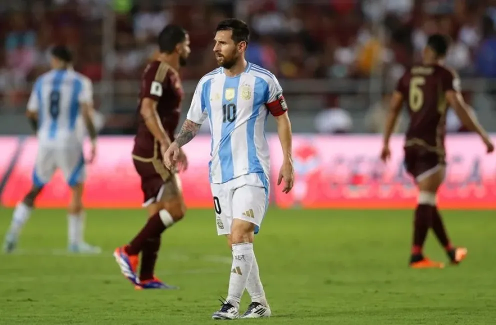 Messi en un partido anterior con Venezuela por las actuales eliminatorias. Foto: EFE.