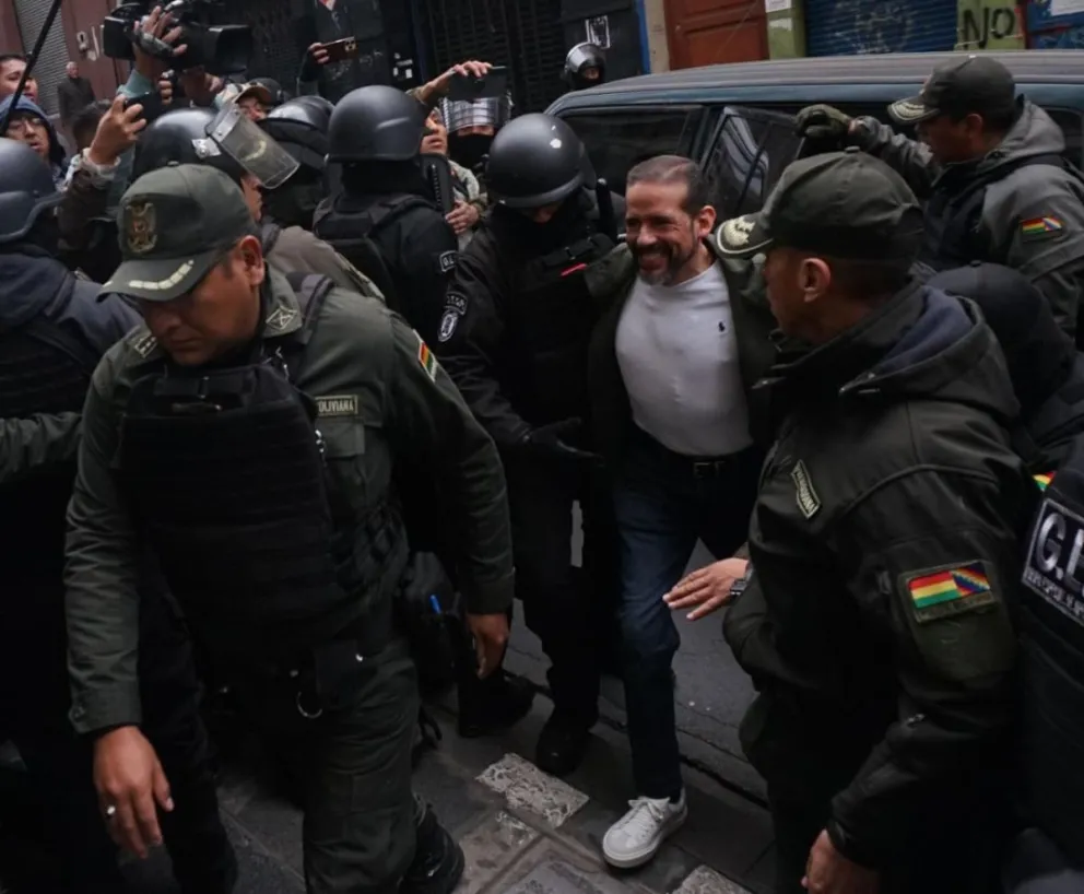 El gobernador Luis Fernando Camacho, durante su traslado a otra audiencia en días recientes. Foto: APG