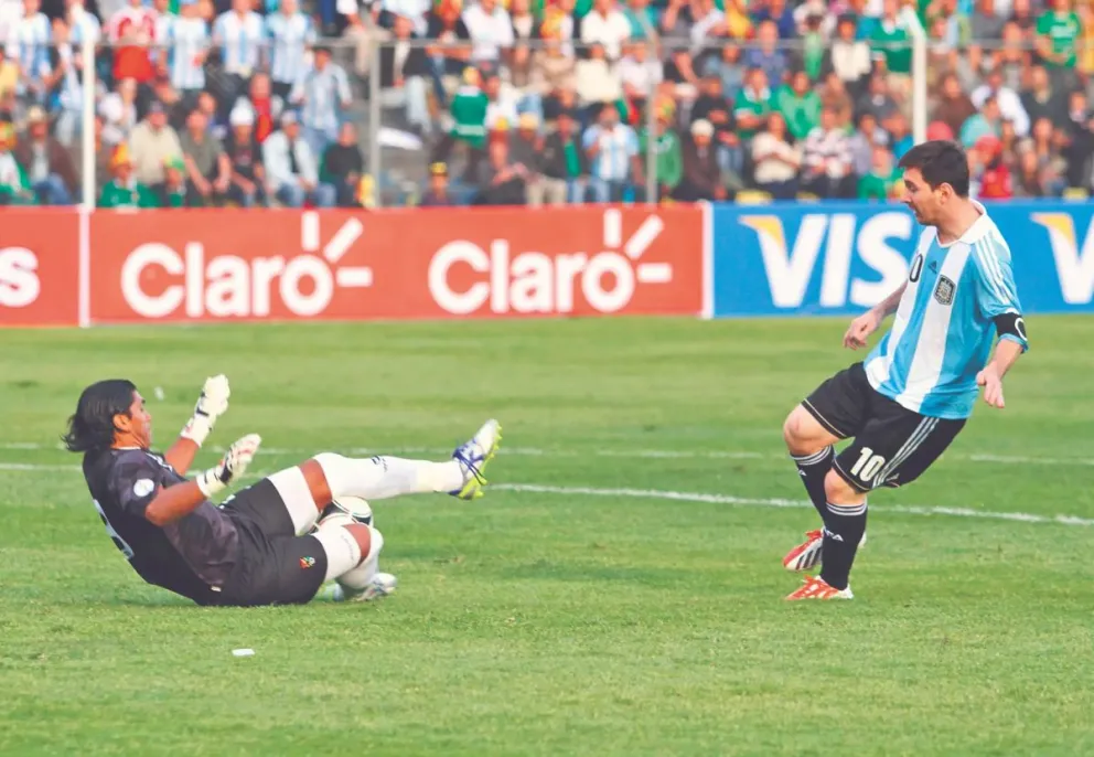Sergio Galarza gana el mano a mano a Lionel Messi en el partido de las eliminatorias de 2013, en el estadio Hernando Siles. Foto: SGS